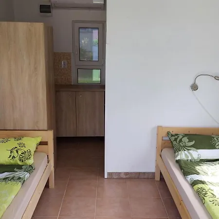 Szarszo Apartman Es Kempinghaz Διαμέρισμα *